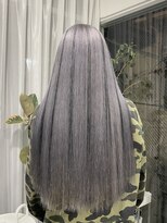 ジーナ オモテサンドウ(XENA)&nbsp;シルバーカラー×ケアブリーチ×ハイトーンロング