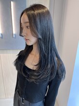 シダ(sida SAIIN) 20代30代ロングレイヤーワンカールスタイリング暗めカラー