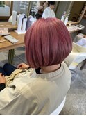 ショートボブ×ピンクカラー