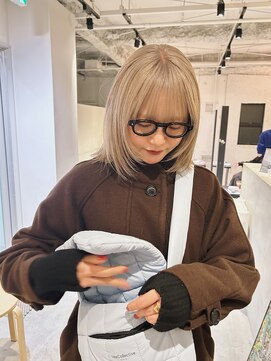 ルーム(Loom.) ブロンド/顔周りレイヤー/ケアブリーチ