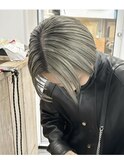 ハンサムショートセンターパートブリーチありアッシュカラー30代