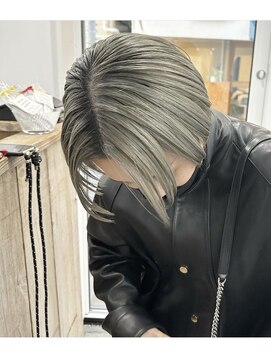 プラグ(Plug) ハンサムショートセンターパートブリーチありアッシュカラー30代