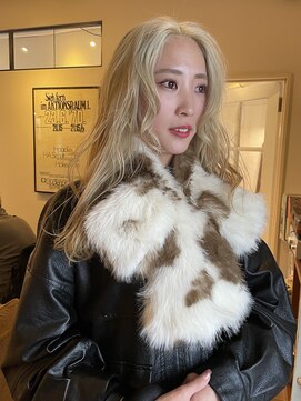 ドロップ(drop) ツヤツヤブロンドヘアー ハイトーンカラー レイヤーカット