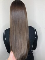 モルニ(MORNI)&nbsp;ツヤロング_マロンベージュ Aラインボブ かきあげ