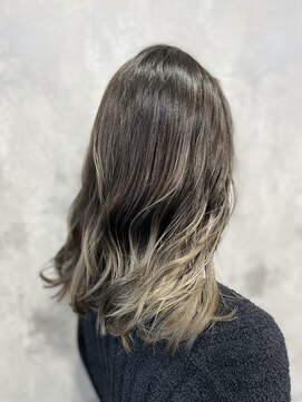 アトリエナガノ(atelier nagano) ニュアンスカラー/センターパート/ツヤ髪スタイル/ブルージュ