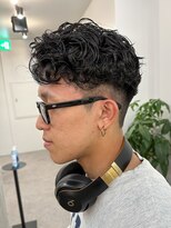スパイラルパーマツイストパーマアップバング短髪メッシュ