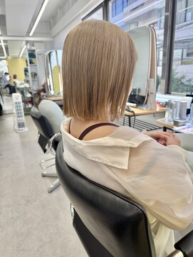 ヒビヲ(HIBIO) ショートボブ切りっぱなしボブタッセルボブベージュカラー横浜