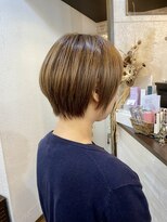 クオート(quoit) 夏の白髪ぼかし!堀江で叶える大人の艶やかショートボブ
