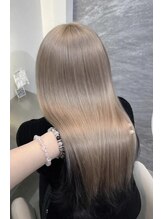 【カット＋酸性ストレート】ブリーチ毛のゴワつきや乾燥による広がりやうねりを自然に、まとまる髪へ