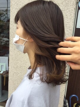 トゥーゾーンタカミ(tozone TAKAMI) 切りっぱなしセミディのイヤリングカラー