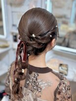 アトリエビューティーアミュ(atelier beauty AmU) 結婚式 お呼ばれ 編みおろしポニー+ベロアリボン パールピン