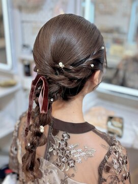 アトリエビューティーアミュ(atelier beauty AmU) 結婚式 お呼ばれ 編みおろしポニー+ベロアリボン パールピン