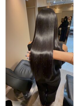 スー(suu) 毎朝のアイロンいらずで、触れるたびに嬉しくなる髪に