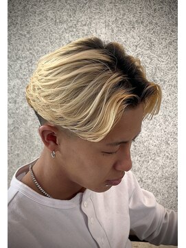 ストゥー(StueW.) センターパート×スキンフェード