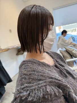 ぷちゅん/イヤリングカラー/グレージュカラー/切りっぱなしボブ