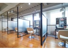 バンブークラシック(bamboo CLASSIC)の雰囲気（ゆったりスペースのセット面。自分時間を満喫できます[縮毛矯正]）