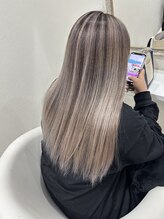 白髪を目立たせず、若々しい印象を作りたい方は《ベージュ系》のバレイヤージュがオススメ！