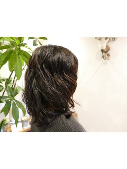 オーガニックカラー世界初認証のヴィラロドラのみ使用。髪や頭皮に優しく、艶のある美しい仕上がりに◎