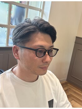 スミール(Smil)の写真/旬なメンズスタイル!グレイヘア×ツーブロックで、洗練された大人の余裕を演出☆
