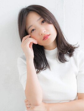 ルティア(Lutia) 暗髪 外ハネ センターパート