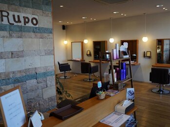 ヘアールポ(hair Rupo)の写真/大型店が苦手な方にも◎居心地の良い木目調のカフェ風サロンでゆったりとした時間をお過ごしください。