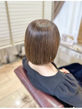 ラウラアンドロー(LAURA&RO) ショートボブ髪質改善絹髪縮毛矯正白髪染めグレイカラー