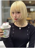 顔まわりウルフボブ×ペールブロンド×カフェ