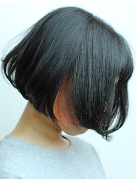 フォーム(FORM) 前下がりボブとフラミンゴカラー