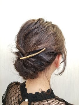 ヘアサロンアンドカフェ エイチプラス(H plus) 【アップスタイル】ダウンシニヨン