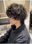 ブルーブラックフェザーパーマ刈り上げセンターパート