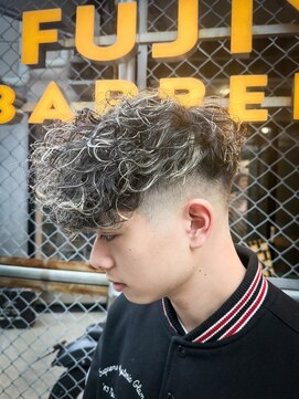 フジヤマ バーバー ショップ(FUJIYAMA BARBER SHOP) モテ爽やか/ハイライトカラー/スキンフェード/スペインカール