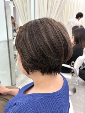 ブラウン(Brown) ブローで決まる丸みショート白髪ぼかしハイライトカラー