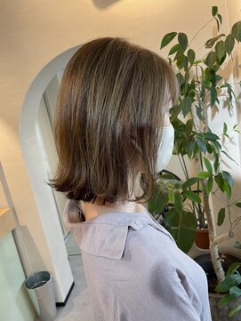 ユヌ(Une) グレーベージュ　くすみベージュ　外ハネボブ