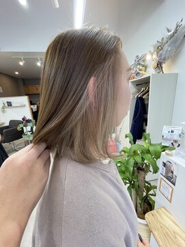 オリビアヘアー(OLIVIA HAIR) 同色トーンでこなされた今旬のインナーミルクティーベージュ