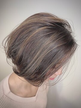 ファムバイアヴァンス(Femme by AVANCE.) ミニウルフ立体感と艶感が際立つハイライトボブ