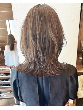 ティーシェル(TIECHEL) 小顔イメチェン、ブルーグレージュカラーくびれレイヤーボブ