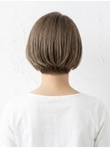 白髪を活かすフォギーベージュ×絶壁解消の大人上品ショートボブ