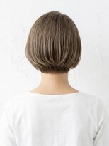 と和×美髪クリニック 巣鴨店&nbsp;白髪を活かすフォギーベージュ×絶壁解消の大人上品ショートボブ