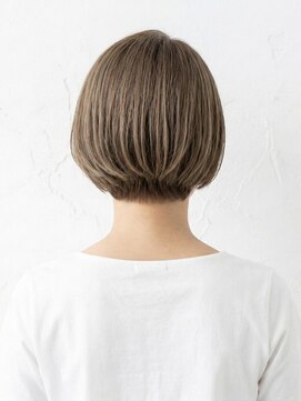 と和×美髪クリニック 巣鴨店 白髪を活かすフォギーベージュ×絶壁解消の大人上品ショートボブ