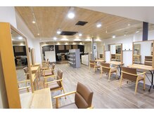 ヘアカラーカフェ(HAIR COLOR CAFE)の雰囲気（白基調の清潔感ある店内が◎落ち着いた空間でゆったりと過ごせる）