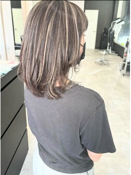 エイチ(H) 細めのハイライト