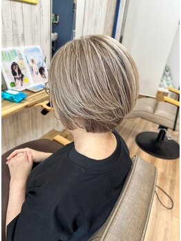 アトリエアカネ(Atelier Akane)の写真/もとの白髪を活かしたカラーが得意!明るく染められて、自然な仕上がりで、自分の髪も好きに。