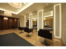 ザザ 高田馬場(ZA/ZA)の雰囲気（光と木目が調和する上質空間［学割/学割U24/髪質改善/ブリーチ］）