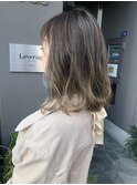 切りっぱなしロブ×やわらかベージュカラー