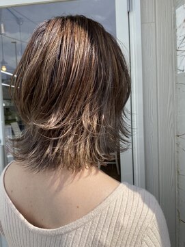 ホワイト(WHITE HAIR@NICOLA) ミディアムレイヤーシルバーアッシュ