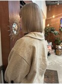 ホワイトベージュハイトーンボブ切りっぱなしボブ