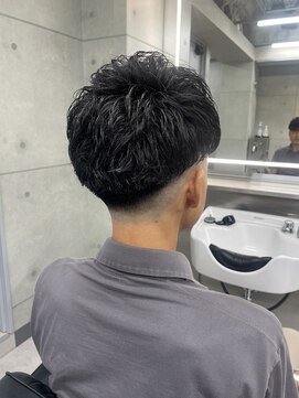 クロム トウキョウ ザ バーバーアルト 神保町店(CHROM TOKYO the Barber ALT) スキンフェード×スペインカール【暗めカラー】