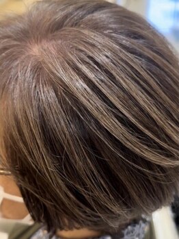 白髪を「隠す」から「活かす」へ！ダメージを抑え、大人のツヤ髪と透明感ある理想の色を叶えます◎