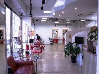 フィックスヘアークリニック(FIX)の写真/広々とした店内で隣の席が気にならないのも嬉しい♪2階なので外の目も気にせずサロンTimeを楽しめる*