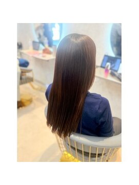 ラナ 津島(Lana) うねり落ち着き自然まとまる髪
